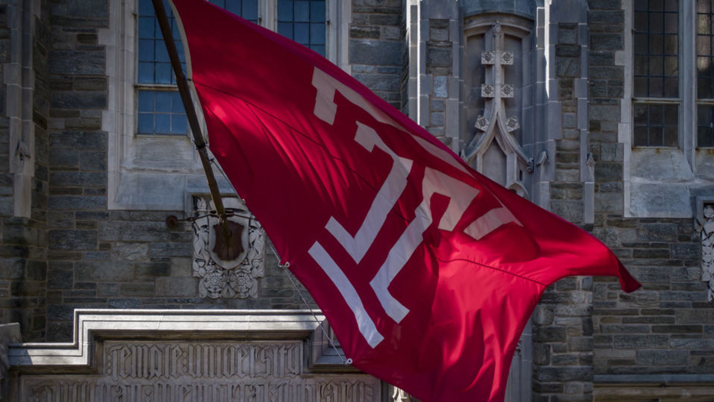 Image of the cherry and white Temple ‘T’ flag outside of Sullivan Hall on Main Campus.