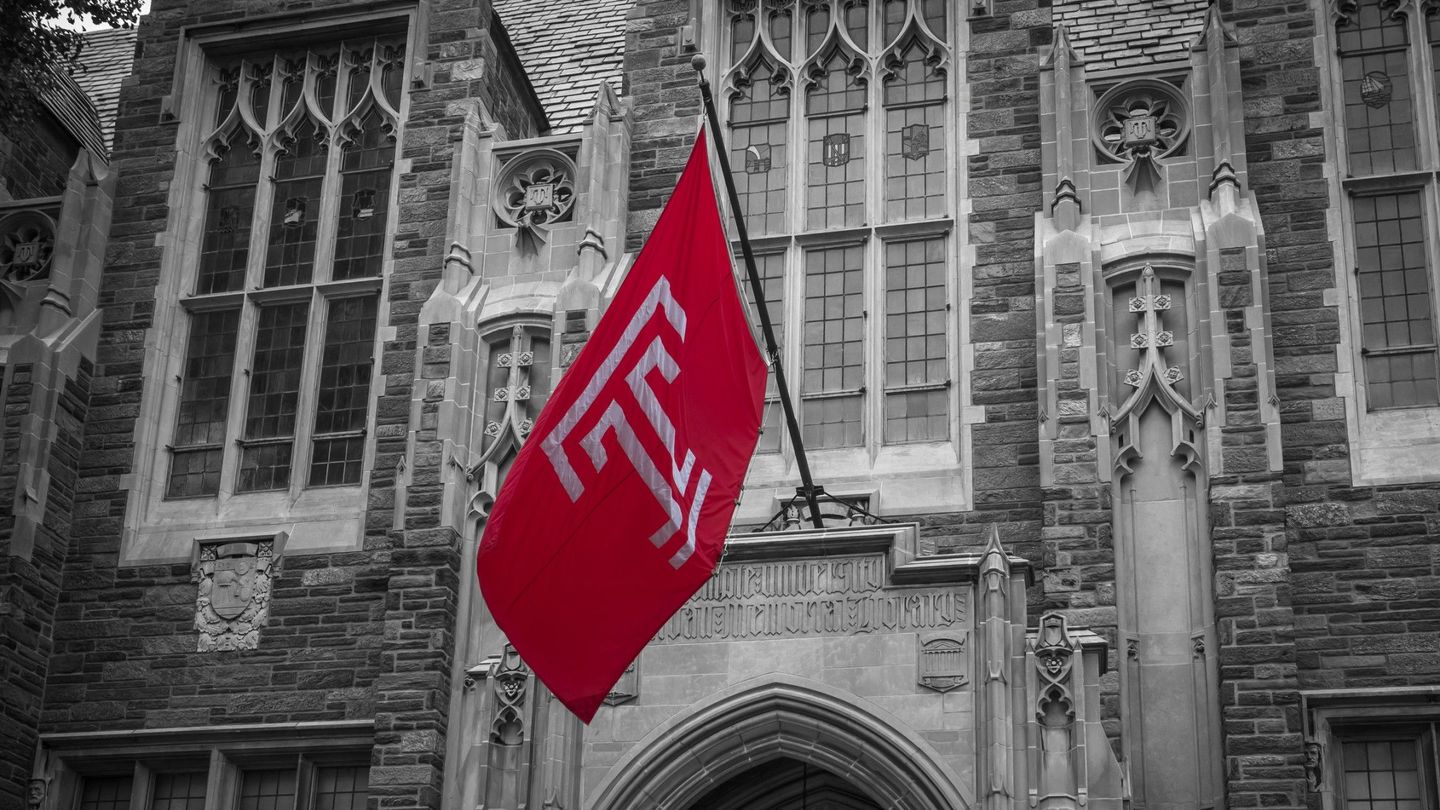 Image of a Temple flag flying on Main Campus.